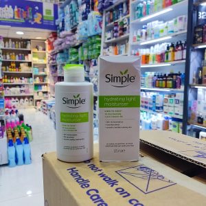 کرم مرطوب‌کننده و آبرسان سیمپل مدل لایت ۱۲۵ میل | Simple Hydrating Light Moisturiser 125ml